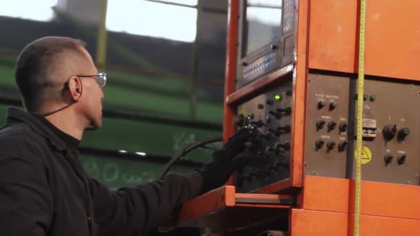 2013 Mariupol Ukraine Azov Shipyard Worker Operates Industrial Plasma Cutter — Stock Video
