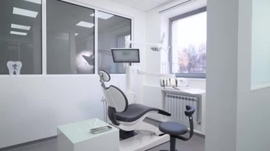 Profesyonel modern ekipmanlarla stomatoloji ofisinde dişçi koltuğu. Dişçilerin ofis içi modern sandalye ve özel diş aletleriyle dolu. Modern diş kliniği. Stomatoloji kavramı.