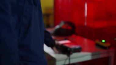 Yetenekli işçiler hassas metal işçiliğine girerler, otomatik üretim sürecini uzaktan kumandayla çalıştırırlar. Sanayi atölyesinde taşınabilir konsolu olan CNC operatör programları makineleri.
