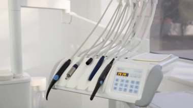 Modern diş kliniğinde diş aletleri. İçeride stomatoloji tedavisi için profesyonel ekipman. Stomatoloji ofisinde modern diş aletleri ve aletleri. Diş hekimlerinin işyerlerine yakın çekim.
