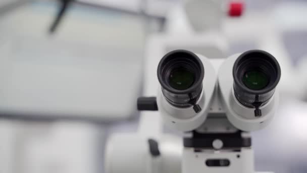 現代医学研究所の顕微鏡眼球チューブのクローズアップショット 科学者のための近代的な機器は遺伝子研究室で働いています 医薬品センターの顕微鏡 バイオテクノロジー — ストック動画