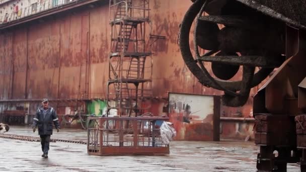 2013 Mariupol Ucrania Azov Astillero Reparación Trabajador Inspecciona Barco Dique — Vídeo de stock