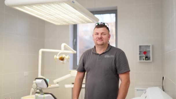 Portret Profesjonalnego Stomatologa Nowoczesnym Gabinecie Stomatologicznym Biały Dentysta Mundurze Uśmiechnięty — Wideo stockowe