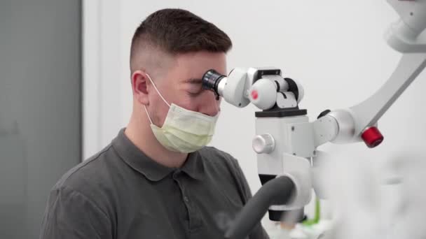 Medicinsk Laboratorium Mandlig Ung Videnskabsmand Der Undersøger Mikroskop Analyserer Test – Stock-video