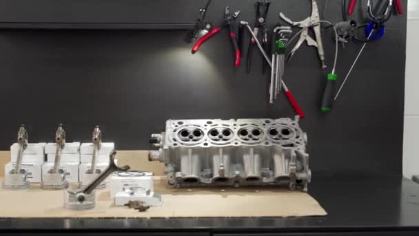 Processo Riparazione Dettagliata Del Motore Auto Meccanico Automatico Monta Motore — Video Stock