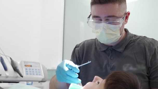 Dentista Masculino Limpando Canal Radicular Cauterizando Nervo Dentário Clínica Odontológica — Vídeo de Stock
