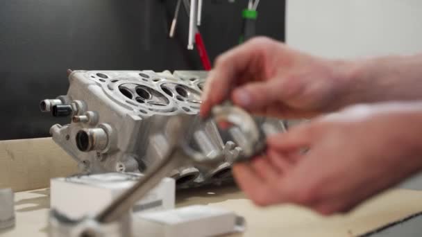 Experto Instala Componentes Para Reparación Vehículos Mecánico Profesional Ensambla Motor — Vídeos de Stock