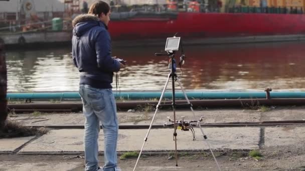 2013 Mariupol Ucrania Astillero Azov Hombre Instala Dron Casero Puerto — Vídeo de stock