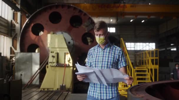 Μηχανικός Ειδικός Αναλύει Σχεδιαστικά Σχέδια Μεταλλοτεχνία Άντρας Μηχανικός Προστατευτική Μάσκα — Αρχείο Βίντεο