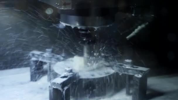 自动化钻井过程产生了复杂的部分 数控机床在金属部件上打孔 金属加工冷却剂喷雾 高速铣刀 精密工程 — 图库视频影像