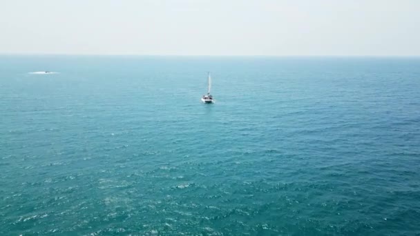2023 Zatoka Mirissa Sri Lanka Żaglówka Żegluje Rozległym Błękitnym Oceanie — Wideo stockowe