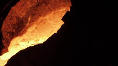 İşçiler eritme, hassas imalat, metal işi, ağır sanayi, mühendislik üretimini yönetirler. Erimiş metal dökümhane, sıcak çelik döküm işlemi endüstriyel fabrikada akar.