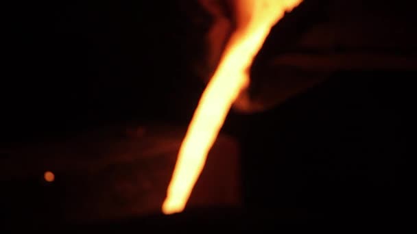 钢液生产 高温度工作环境 熔融金属流自工业炉 铸造工艺 制造业 冶金学 设备在工厂运作 — 图库视频影像