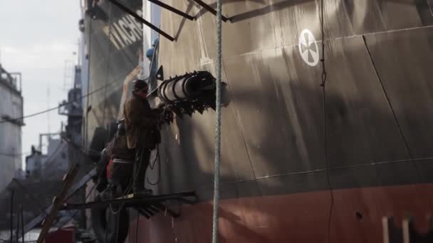 Arbeiter Schutzanzügen Verwenden Schweißgeräte Schiffsrumpf Funken Fliegen Schiffsreparaturarbeiten Schwimmdock Werden — Stockvideo