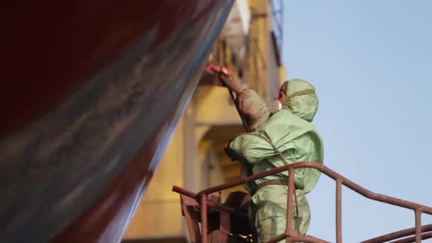 Profesionist Echipamentul Protecție Aplică Acoperirea Roșie Exteriorul Vasului Muncitorul Pulverizează — Videoclip de stoc