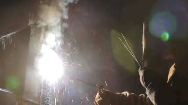 Elle Kaynak Miğferli Işçi Hassasiyeti Teçhizatlı Endüstriyel Kaynakçı Atölyedeki Metal — Stok video