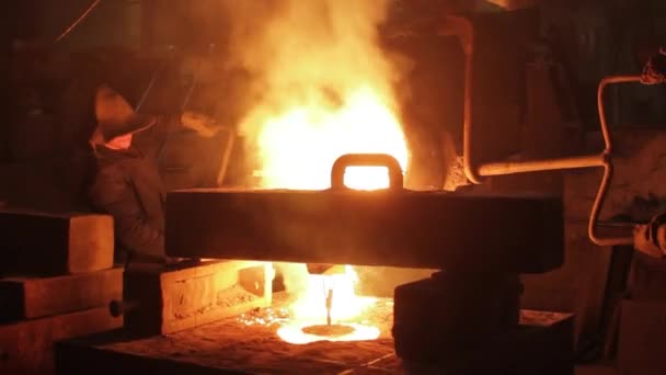 高温冶炼工艺 重工业制造 产业工人把熔化的金属倒进钢厂 防护服中的工人处理钢液 黑暗车间中的火花 — 图库视频影像