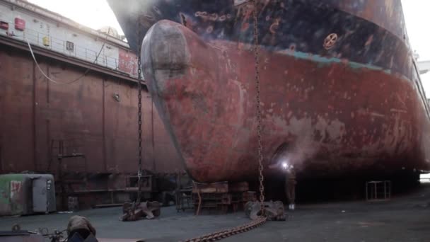 Svetsning Slipning Utförs Massiva Fartyg Båge Arbetare Reparerar Fartygsskrov Torrdocka — Stockvideo