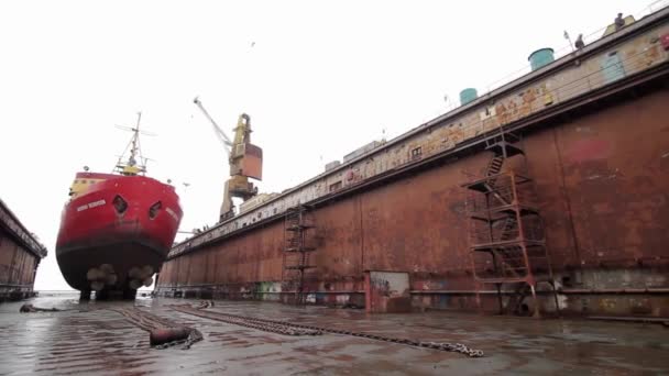 노동자는 용접하고 선체에 장비를 상쾌하게 합니다 선창에서 조선소 Steelwork Dockyard에 — 비디오