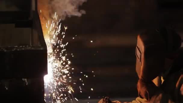 Arbeiter Mit Helm Konzentriert Sich Auf Schweißarbeiten Stahlwerk Fachkundiger Schweißer — Stockvideo
