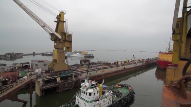 Bogserbåt Underlättar Fartygsnavigering Hamnverksamhet Stadshamnen Industriell Hamnplats Med Kran Lastad — Stockvideo