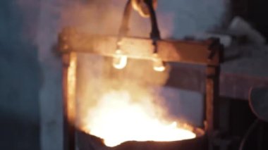 Fırın dökme işlemi, sıcak sıvı çelik akışı, ağır sanayi imalatı, eritme atölyesi, metalürji. Koruyucu ekipman sanayi işçisi çelik dökümhanesine erimiş metal döküyor.