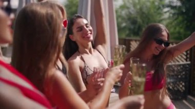 Hafta sonları yaz partisinde parlak ve renkli bikinilerle şampanya dolduran ve içen bir grup kadın manken. Güneşli bir günde arkadaşlarıyla yüzme havuzunda dans eder, alkol, eğlence ve müzikle..