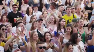 2021-08-06 - Mariupol Şehir Festivali, Ukrayna. Heyecan, sevinç grubu sahneyi izlerken havayı dolduruyor. Açık hava festivalindeki kalabalık canlı müzikten, alkışlamaktan ve birlikte şarkı söylemekten hoşlanıyor.
