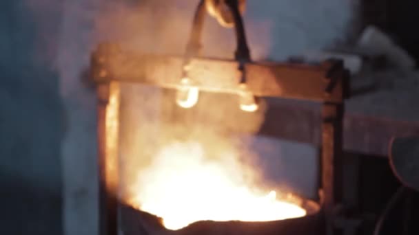 炉体铸造工艺 热液钢流 重工业制造 冶炼车间 钢厂防护设备中的产业工人将熔化的金属倒入钢厂 — 图库视频影像