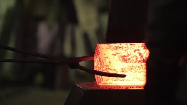 Örs Üzerinde Parlayan Sıcak Metal Bloğu Endüstriyel Çelik Dövmesi Karanlık — Stok video