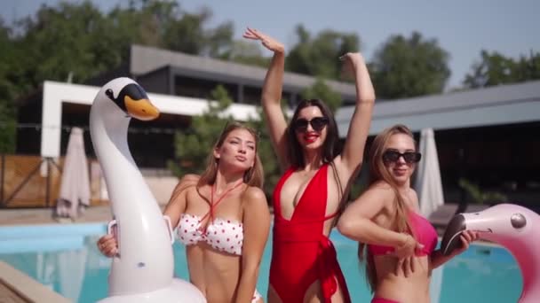 Models Knallbunten Bikinis Und Sonnenbrillen Posieren Pool Mit Türkisfarbenem Wasser — Stockvideo