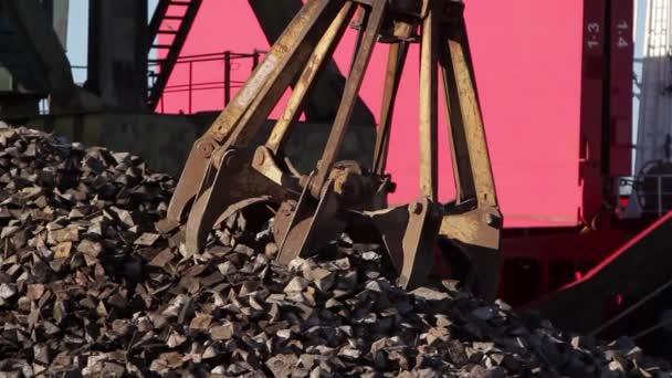 Máquinas Pesadas Operação Transferência Minério Metálico Porto Industrial Carga Granel — Vídeo de Stock