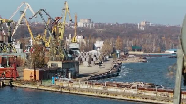 산업용 이후의 기중기 바다를 Mariupol에 역사적인 Azov 조선소 중장비 스카이라인 — 비디오