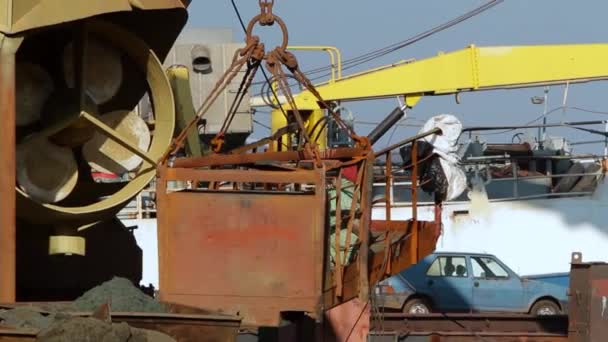 Yüzen Gemi Tamir Iskelesindeki Vinç Asansöründe Üniformalı Bir Ressam Geminin — Stok video