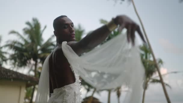 Pohlaví Tekutá Nevěsta Svatebních Šatech Pózuje Proti Palmám Modrá Obloha — Stock video
