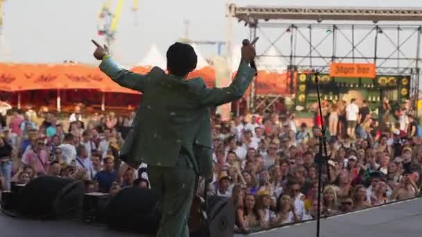 2021 Mariupol City Festival Ucrania Artista Musical Well Boy Actúa — Vídeo de stock