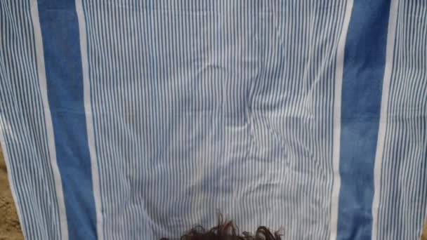 Счастливая Белая Девушка Купальниках Лежащая Пляжном Одеяле Летний День Молодая — стоковое видео
