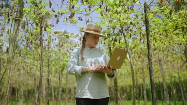 Vrouwelijke Landbouwkundige Met Laptop Observeert Oogstverlies Boerderij Blanke Vrouwelijke Boer — Stockvideo