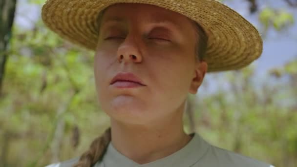 Vrouwelijke Boer Hand Houden Opgedroogde Plant Close Schot Vrouwelijke Agronomist — Stockvideo