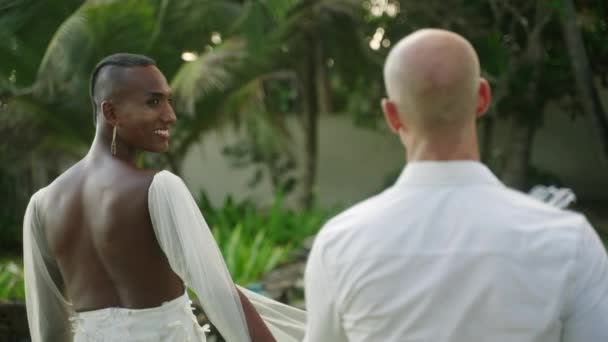 Multietnický Gay Pár Svatební Procházce Dívá Láskyplnýma Očima Tropické Ostrovní — Stock video