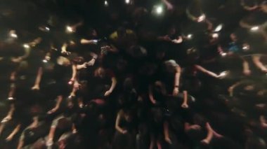 2021-08-08 - Mariupol Şehir Festivali, Ukrayna. Hayranlar el sallıyor, canlı ışıklar arasında dans ediyor, açık havada konser veriyorlar. Müzik festivali sahnesinin klibi, gece kalabalığı. Festivale katılanlar kutlama, deneyim.