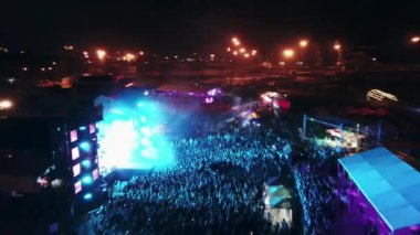 2021-08-08 - Mariupol Şehir Festivali, Ukrayna. Drone canlı performans yakalar, açık hava etkinliklerinde dans kutlaması yapar. Kalabalık müzik festivalinin gece görüşü, canlı sahne ışıkları seyirciler.