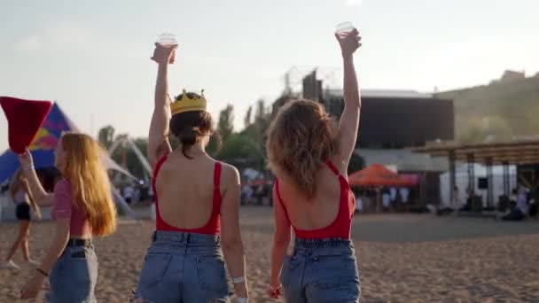 2021 Mariupol City Festival Ukraine 有皇冠的朋友 举手表决 享受夏天的节日 红色上衣 牛仔短裤 — 图库视频影像