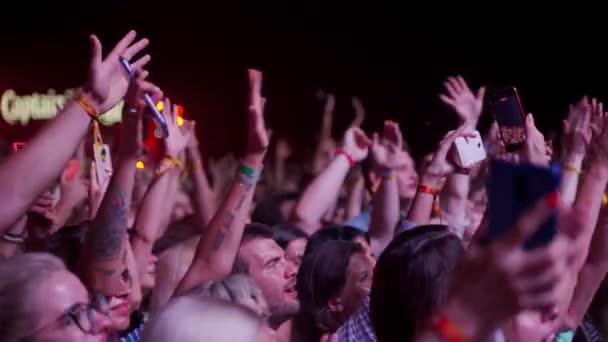 2021 Маріупольський Міський Фестиваль Україна Шанувальники Підбадьорюють Танцюють Піднімають Руки — стокове відео