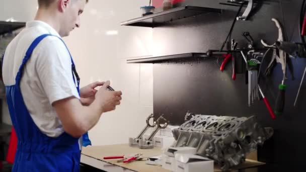 Expert Installeert Zuigers Ringen Voeringen Mechanic Monteert Motorkit Werkplaats Automobiel — Stockvideo