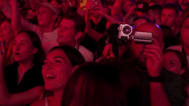 2021 06年 乌克兰Mariupol City Festival 兴奋情绪在年轻观众中传播开来 在夜晚的音乐节上 热闹的人群 歌迷们跳舞 在红色的舞台上欢呼 — 图库视频影像
