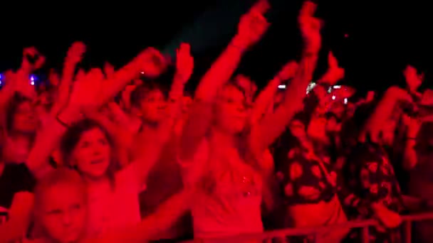 2021 Mariupol City Festival Ουκρανία Ενθουσιασμένοι Θαυμαστές Πολύχρωμα Φώτα Σκηνής — Αρχείο Βίντεο