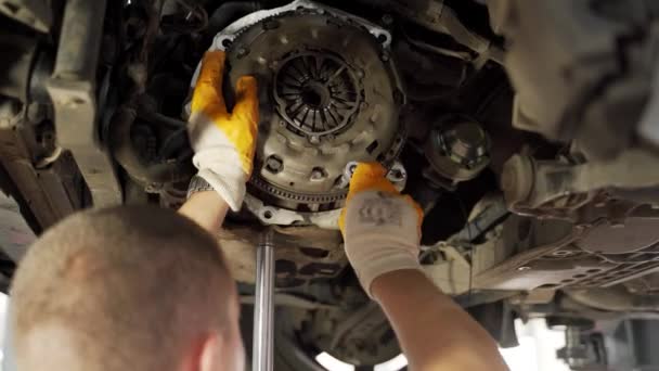 专业更换离合器盘 压力板 抛出轴承 汽车机械师在车辆上安装离合器 汽车修理厂的工作 主要集中在传动元件组装上 — 图库视频影像