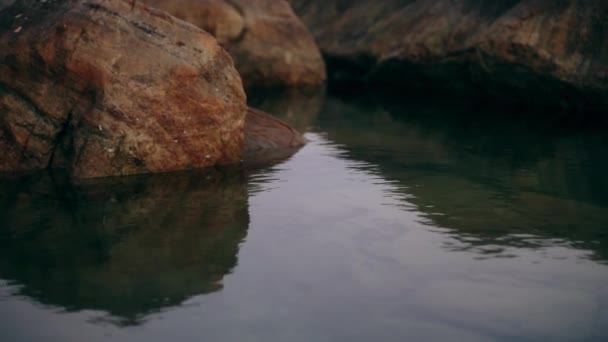 Reflexní Voda Pobřeží Vytváří Mírumilovnou Scénu Klidné Moře Soumraku Jemně — Stock video