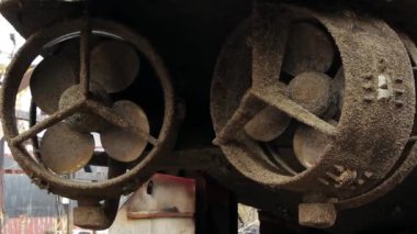 Denizci onarımı, gemi bakım süreci ele geçirildi, paslı bıçaklar sergileniyor, tersanede denizcilik endüstrisi bakımı yapılıyor. Aşınmış gemi pervaneleri kuru rıhtımda yenilenmeyi bekliyor..
